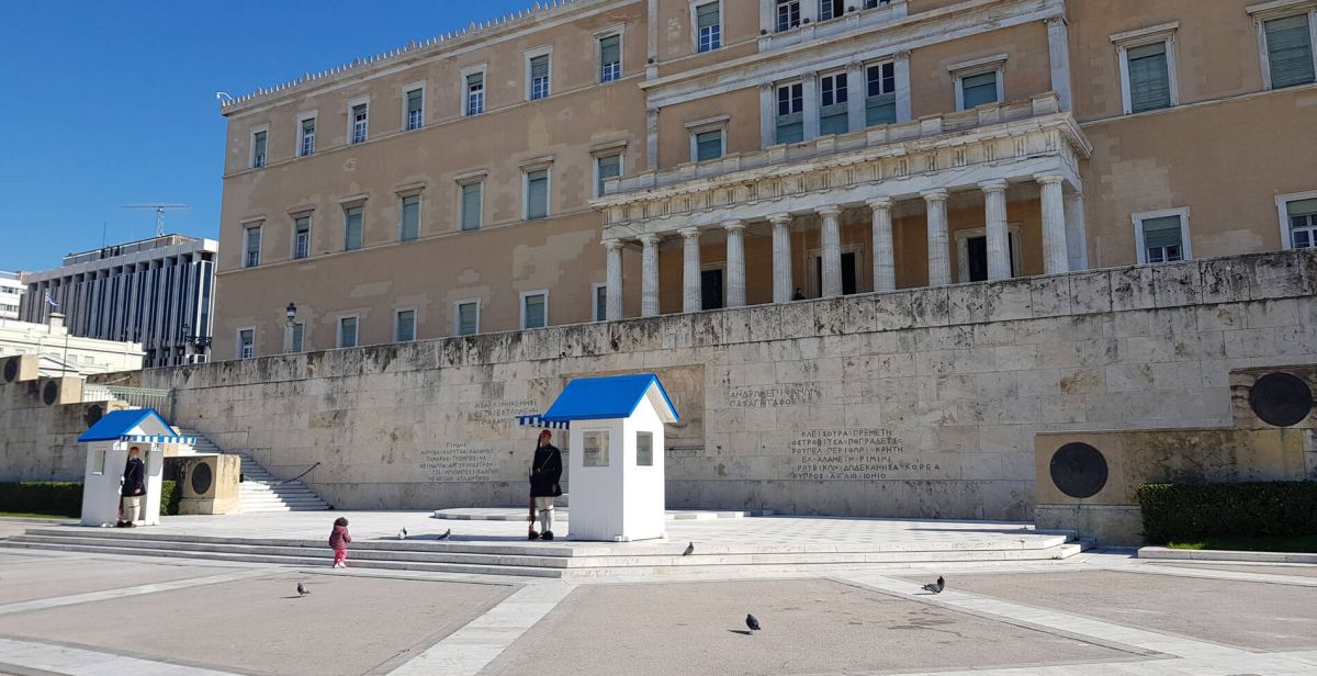 Βουλή: Άγνωστος αποπειράθηκε να ανέβει στη Βουλή – Τον σταμάτησαν αστυνομικοί