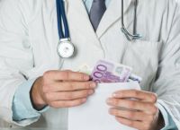 Συλλήψεις για χρηματισμό γιατρών και παράνομες συνταγογραφήσεις