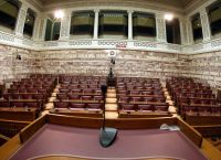 Βουλή: Ελληνική σημαία έπεσε στο κεφάλι υπαλλήλου