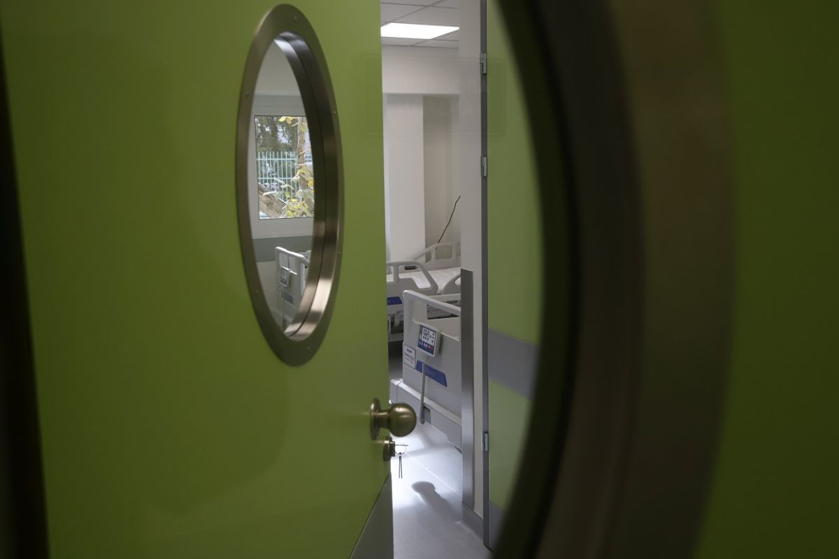Λάρισα: Ώρες αγωνίας για 16χρονη που νοσηλεύεται με κορωνοϊό