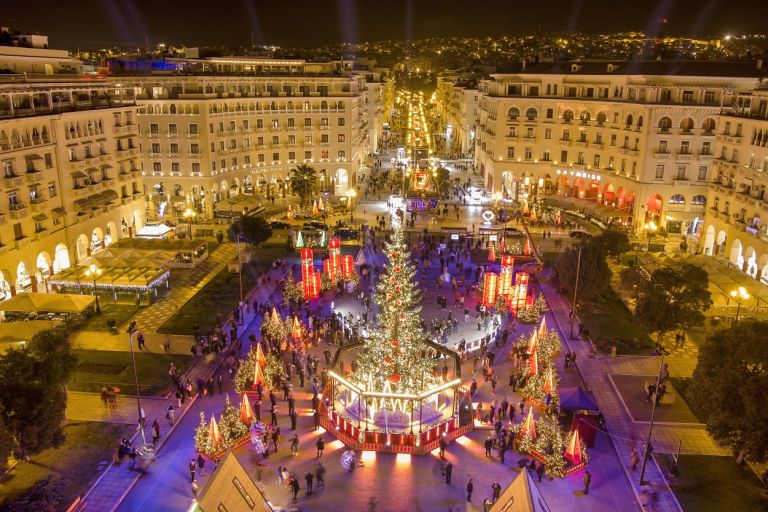 Θεσσαλονίκη: Με χιλιάδες λαμπιόνια άναψε το χριστουγεννιάτικο δέντρο
