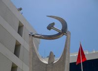 Με στίχους του Μπρεχτ απαντάει στην παραλαβή των Ραφάλ το ΚΚΕ