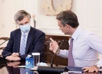 Μαξίμου: Σύσκεψη με Τσιόδρα και Πλεύρη – Τι συζητήθηκε