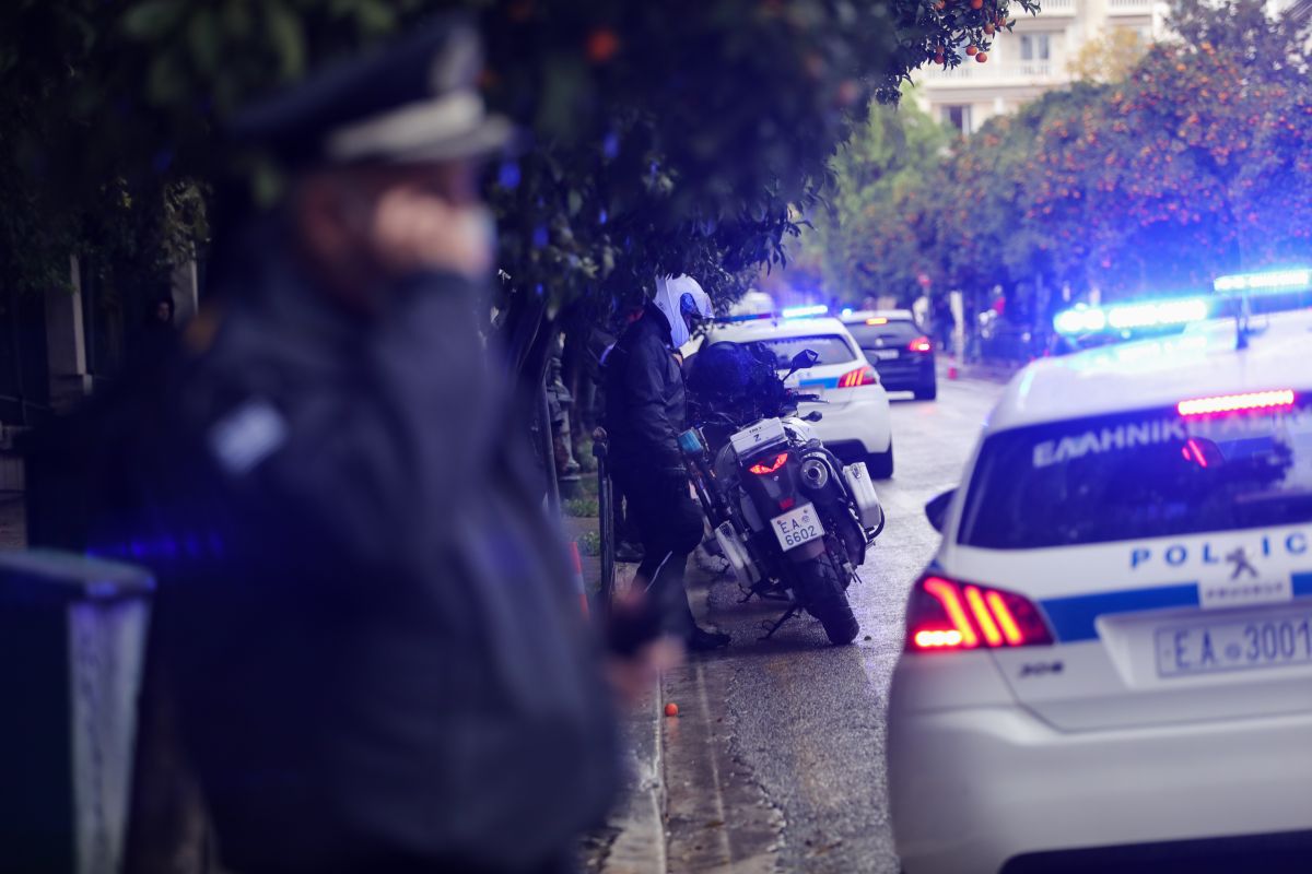 Ακρόπολη: 74χρονος αυτοϊκανοποιήθηκε μπροστά σε δύο 19χρονες