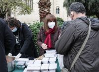 Πρόεδρος της Δημοκρατίας: Φαγητό σε άστεγους μοίρασε η Κατερίνα Σακελλαροπούλου Πρόεδρος της Δημοκρατίας: Φαγητό σε άστεγους μοίρασε η Κατερίνα Σακελλαροπούλου