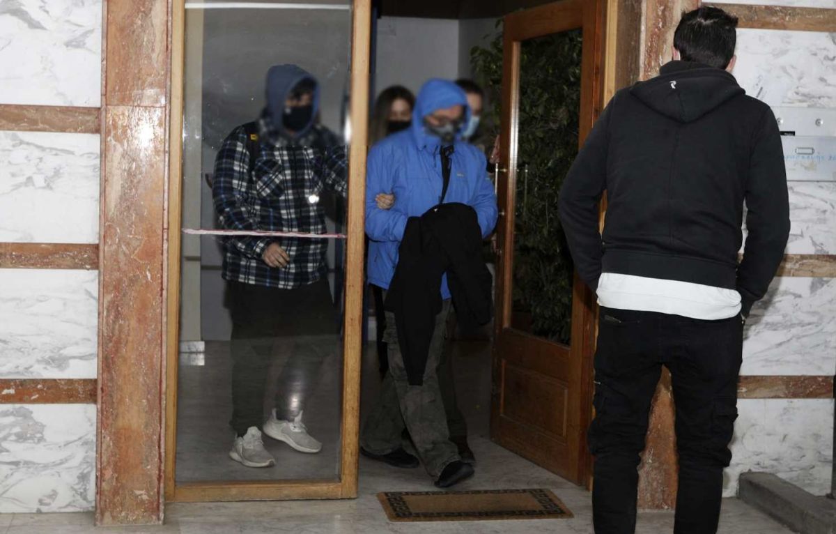 Στάθης Παναγιωτόπουλος: Με χειροπέδες στις έρευνες της αστυνομίας στο σπίτι του