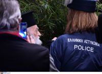 Πάπας Φραγκίσκος: Ιερέας του φώναξε μπροστά από την Αρχιεπισκοπή Αθηνών «Πάπα είσαι αιρετικός»