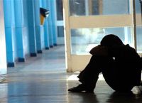 Δραπετσώνα: Μήνυση στη 16χρονη που έσβησε το τσιγάρο μάτι συμμαθήτριάς της, κατέθεσαν οι γονείς του θύματος