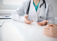 ‘Ομικρον: Αυτά είναι τα συμπτώματα το πρώτο 48ωρο