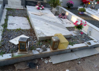 Ελευσίνα: Βανδάλισαν 40 τάφους στο νεκροταφείο παραμονές Χριστουγέννων Ελευσίνα: Βανδάλισαν 40 τάφους στο νεκροταφείο παραμονές Χριστουγέννων