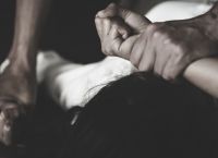 Καμίνια: Επιτέθηκε στη σύζυγό του με μαχαίρι μπροστά στο παιδί τους