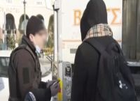 Θεσσαλονίκη: Αστυνομικός χωρίς μάσκα «ρίχνει» πρόστιμο 300 ευρώ σε νεαρό επειδή δεν φοράει Θεσσαλονίκη: Αστυνομικός χωρίς μάσκα «ρίχνει» πρόστιμο 300 ευρώ σε νεαρό επειδή δεν φοράει