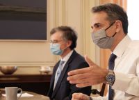 Κρίσιμη συνάντηση Μητσοτάκη – Τσιόδρα και νέα μέτρα στο τραπέζι