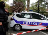 Παρίσι: Κατάσταση ομηρίας – Άφησε ελεύθερη τη μία γυναίκα ο δράστης