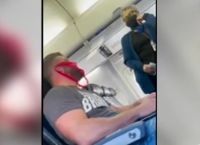 United Airlines: Φορούσε κόκκινο στρινγκ αντί για μάσκα – Τον κατέβασαν από αεροπλάνο