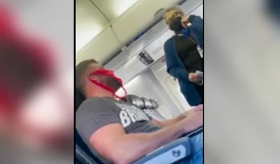 United Airlines: Φορούσε κόκκινο στρινγκ αντί για μάσκα – Τον κατέβασαν από αεροπλάνο