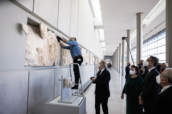 Θραύσμα από τη ζωφόρο του Παρθενώνα επιστρέφει στο Μουσείο Ακρόπολης