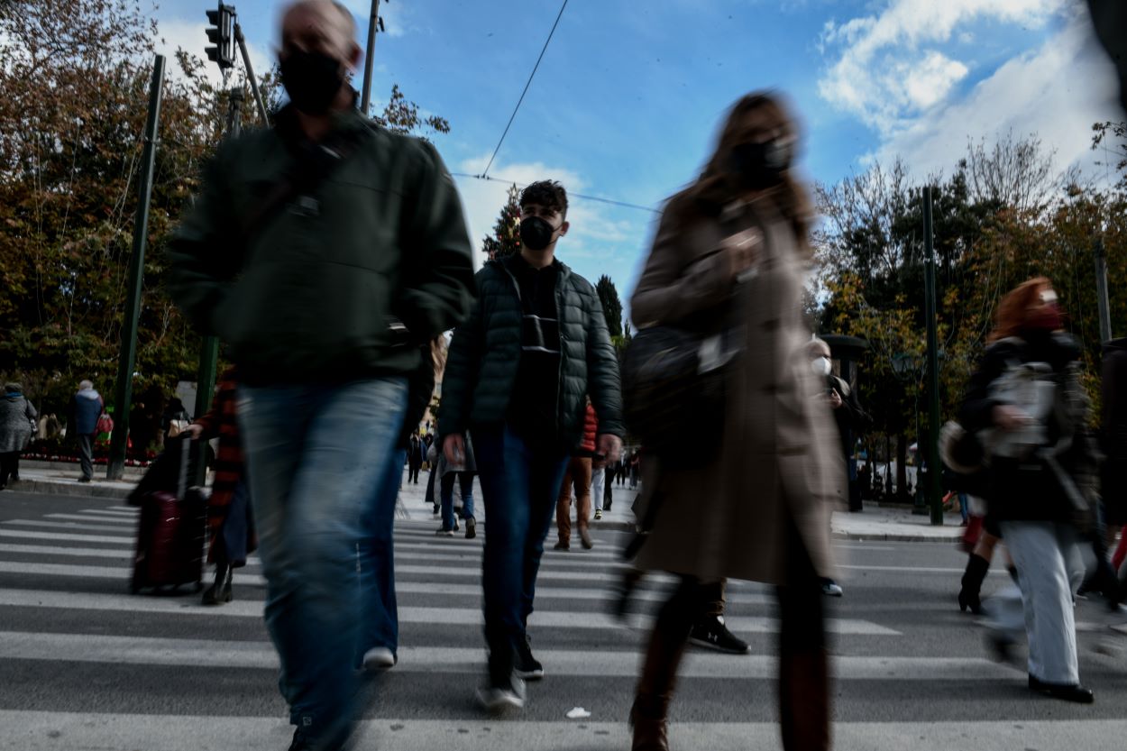 Όμικρον: Αυτά είναι τα συμπτώματά της – Τι να προσέξετε