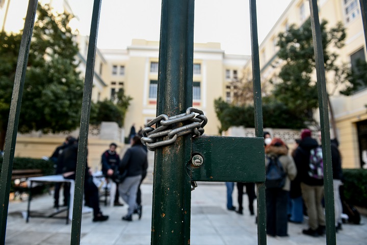 Ξυλοδαρμός καθηγητή ΑΣΟΕΕ: Η Σύγκλητος είχε αποφασίσει να μην τεθεί σε αποχή από τα καθήκοντά του