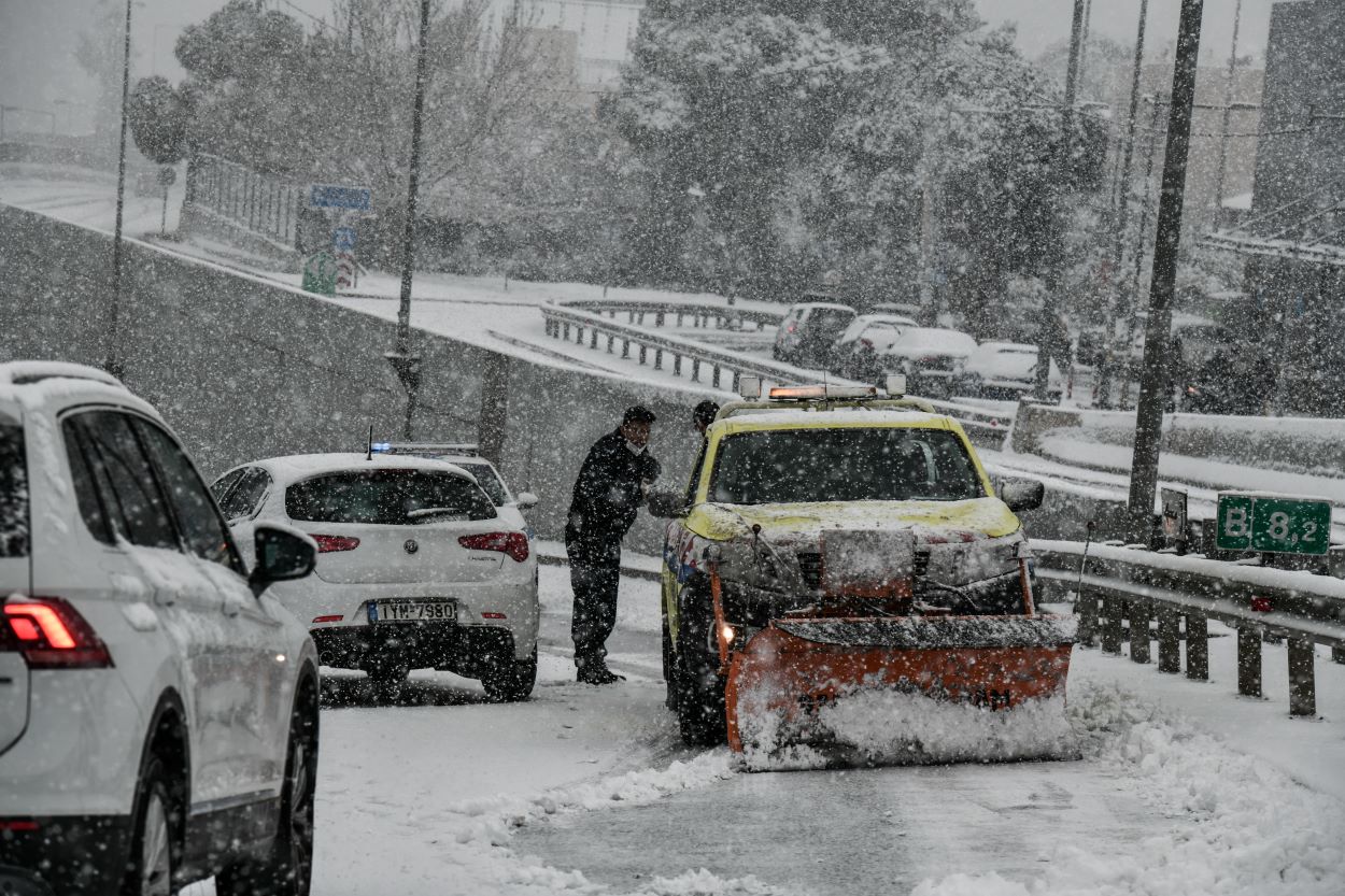 Κακοκαιρία Ελπίδα: Στρατός στην Αττική Οδό για τον απεγκλωβισμό οδηγών – Έκτακτες ανακοινώσεις