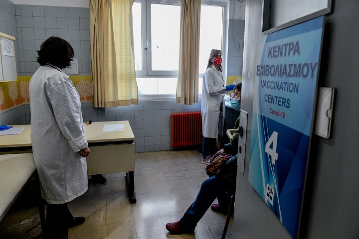 Νέα μελέτη Τσιόδρα – Λύτρα: Ο εμβολιασμός απέτρεψε σχεδόν 20.000 θανάτους