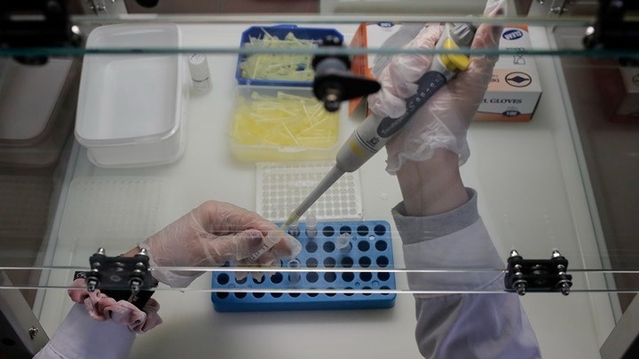 Όμικρον: Pfizer και BioNTech αρχίζουν την κλινική δοκιμή εμβολίου κατά της παραλλαγής