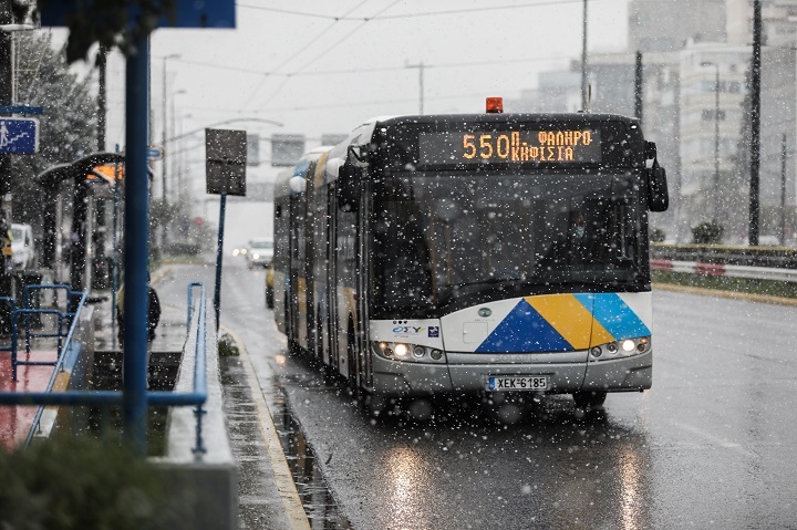 Κακοκαιρία: Αποσύρονται λεωφορεία και τρόλεϊ από τους δρόμους της Αττικής