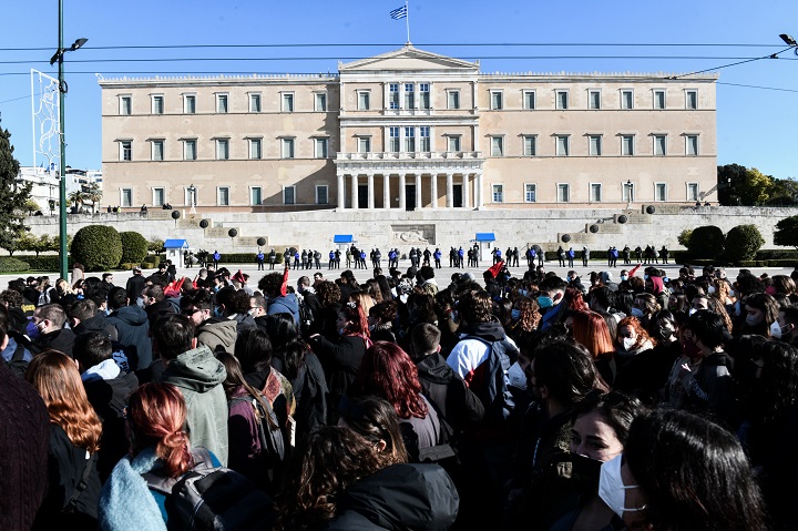 Ολοκληρώθηκε το πανεκπαιδευτικό συλλαλητήριο –  Άνοιξε ο σταθμός «Πανεπιστήμιο»