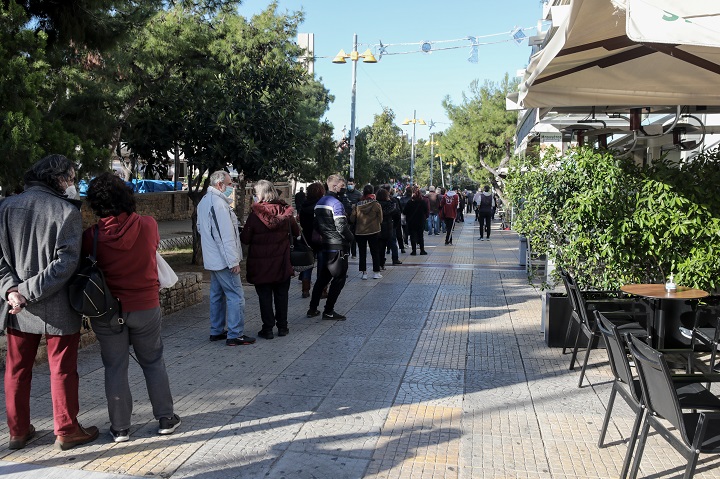 Κορωνοϊός: Τεράστιες ουρές και σήμερα για δωρεάν rapid test