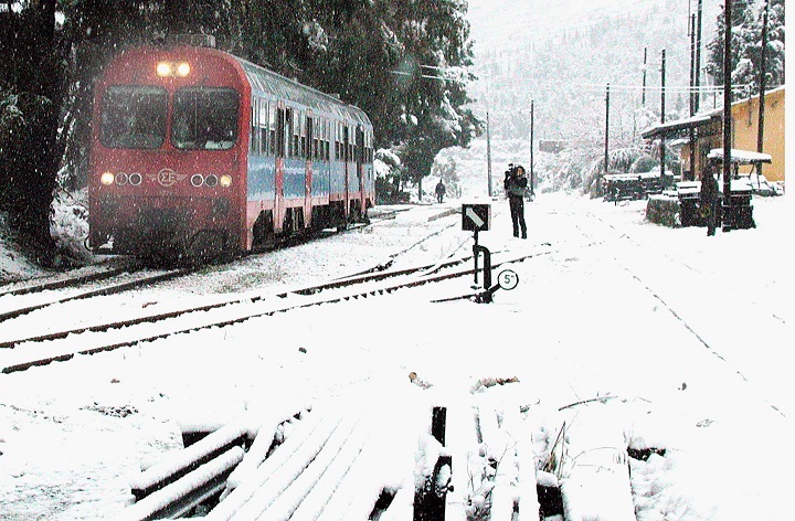 Κακοκαιρία: 300 επιβάτες τρένου που έχουν εγκλωβιστεί στην Οινόη μεταφέρονται πίσω στην Αθήνα