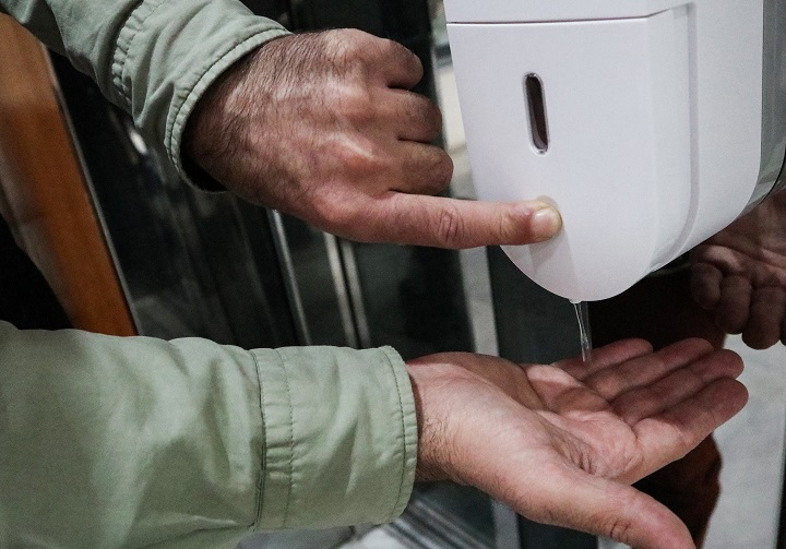 Όμικρον: Ζει περισσότερο πάνω στα πλαστικά και στο δέρμα σε σχέση με άλλες παραλλαγές του κορωνοϊού