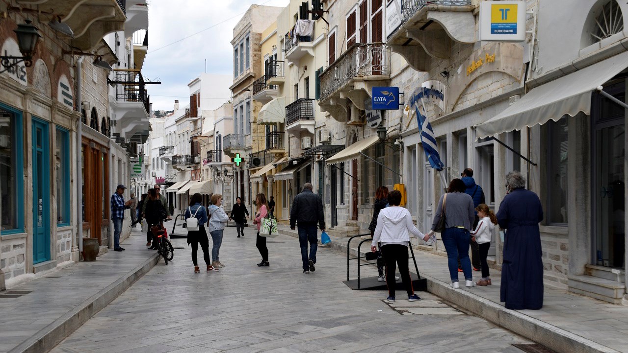 Σύρος: «Έβρεξε» λεφτά στον δρόμο την παραμονή της Πρωτοχρονιάς