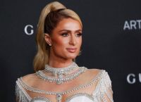 Είναι ο κόσμος της Paris Hilton και τώρα εγκαινιάζει μια επιχείρηση από το metaverse Είναι ο κόσμος της Paris Hilton και τώρα εγκαινιάζει μια επιχείρηση από το metaverse