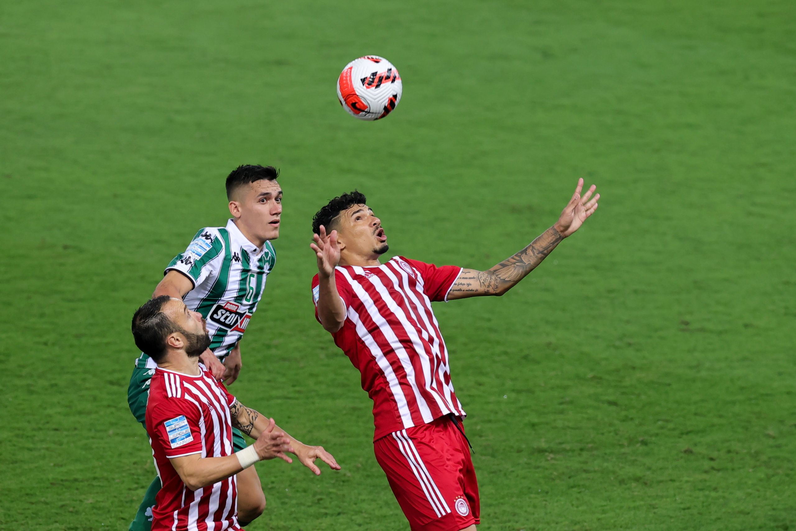 Super League: Όλα τα φώτα στο ντέρμπι των αιωνίων στη Λεωφόρο