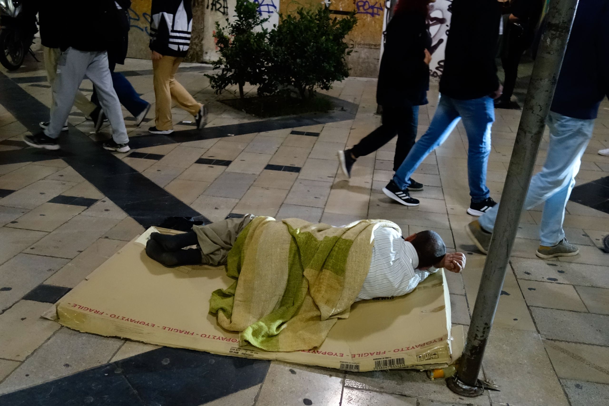 Ελπίδα – Κακοκαιρία: Προστασία των αστέγων με θερμαινόμενους χώρους, μάσκες και αντισηπτικά