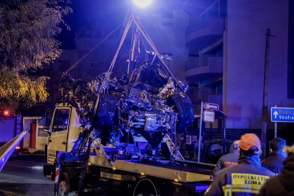 Βούλα τροχαίο: Η στιγμή του απεγκλωβισμού της συζύγου