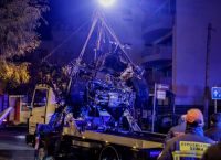 Βούλα τροχαίο: Η στιγμή του απεγκλωβισμού της συζύγου