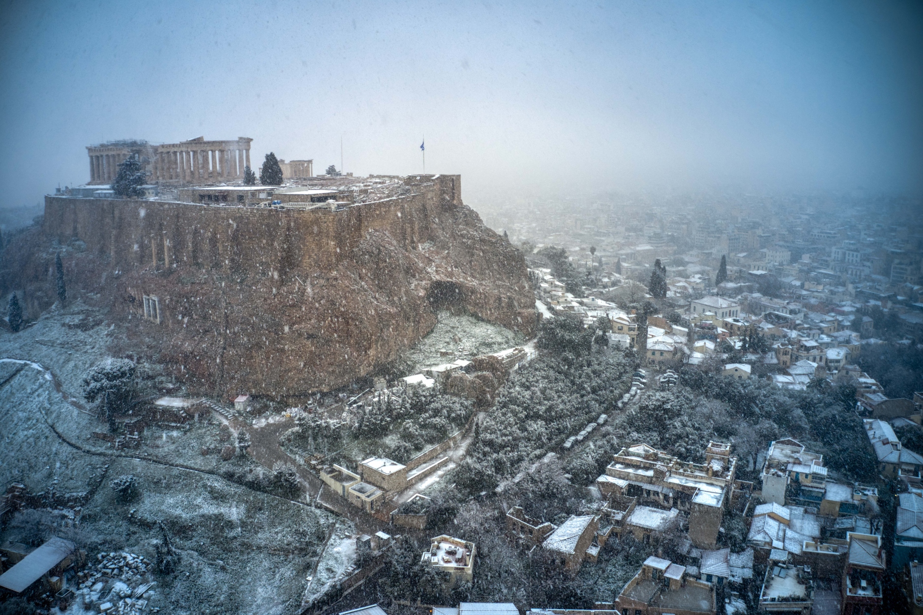 Κακοκαιρία Ελπίδα live: Που εντοπίζονται τα μεγαλύτερα προβλήματα – Τα χιόνια έφθασαν μέχρι την παραλία