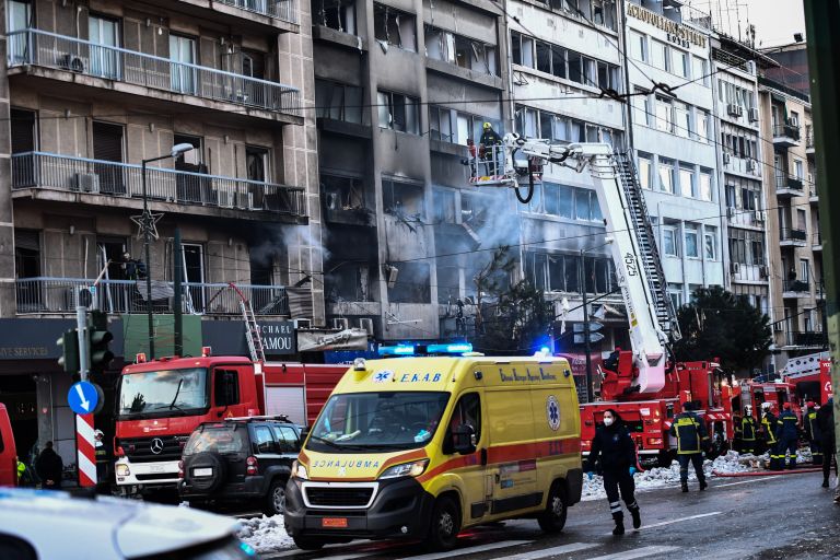 Explosion damages buildings in central Athens [pics]