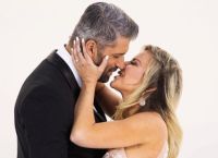 The Batchelor- Αθηνά New York: Μπέρδεψε τον Τριαντάφυλλο για αδελφό του Αλέξη Παππά