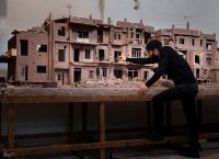 Ο Σύρος καλλιτέχνης εξόριστος στο Παρίσι καταγγέλλει τη δικτατορία με γλυπτική