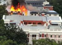 Νότια Αφρική: Φωτιά στο κοινοβούλιο