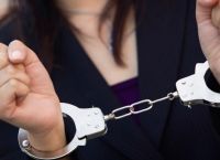 Βόλος: Χειροπέδες σε μητέρα που δεν έστελνε ένα χρόνο την κόρη της σχολείο