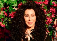 Cher: Έχει υποσχεθεί στον εαυτό της να διατηρήσει για πάντα το μαύρο χρώμα στα μαλλιά της Cher: Έχει υποσχεθεί στον εαυτό της να διατηρήσει για πάντα το μαύρο χρώμα στα μαλλιά της