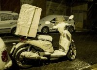 Delivery: Απαγορεύεται η διανομή φαγητού με μηχανάκια αλλά όχι για όλους