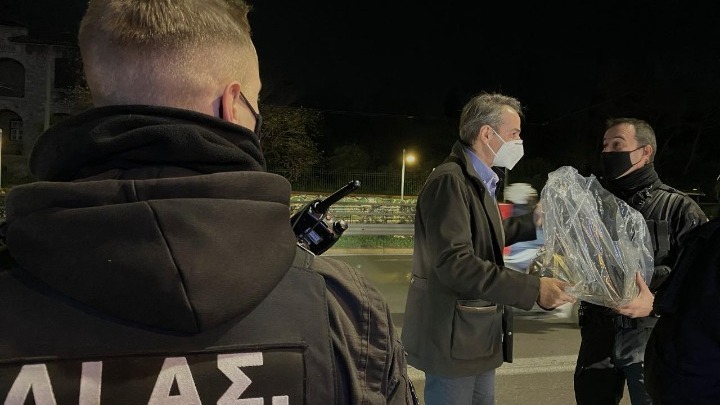 Δίπλα στους αστυνομικούς της ομάδας ΔΙΑΣ βρέθηκε ο Κυριάκος Μητσοτάκης