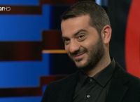 Κουτσόπουλος: Ποζάρει με το στραφταλιζέ σακάκι του Κοντιζά