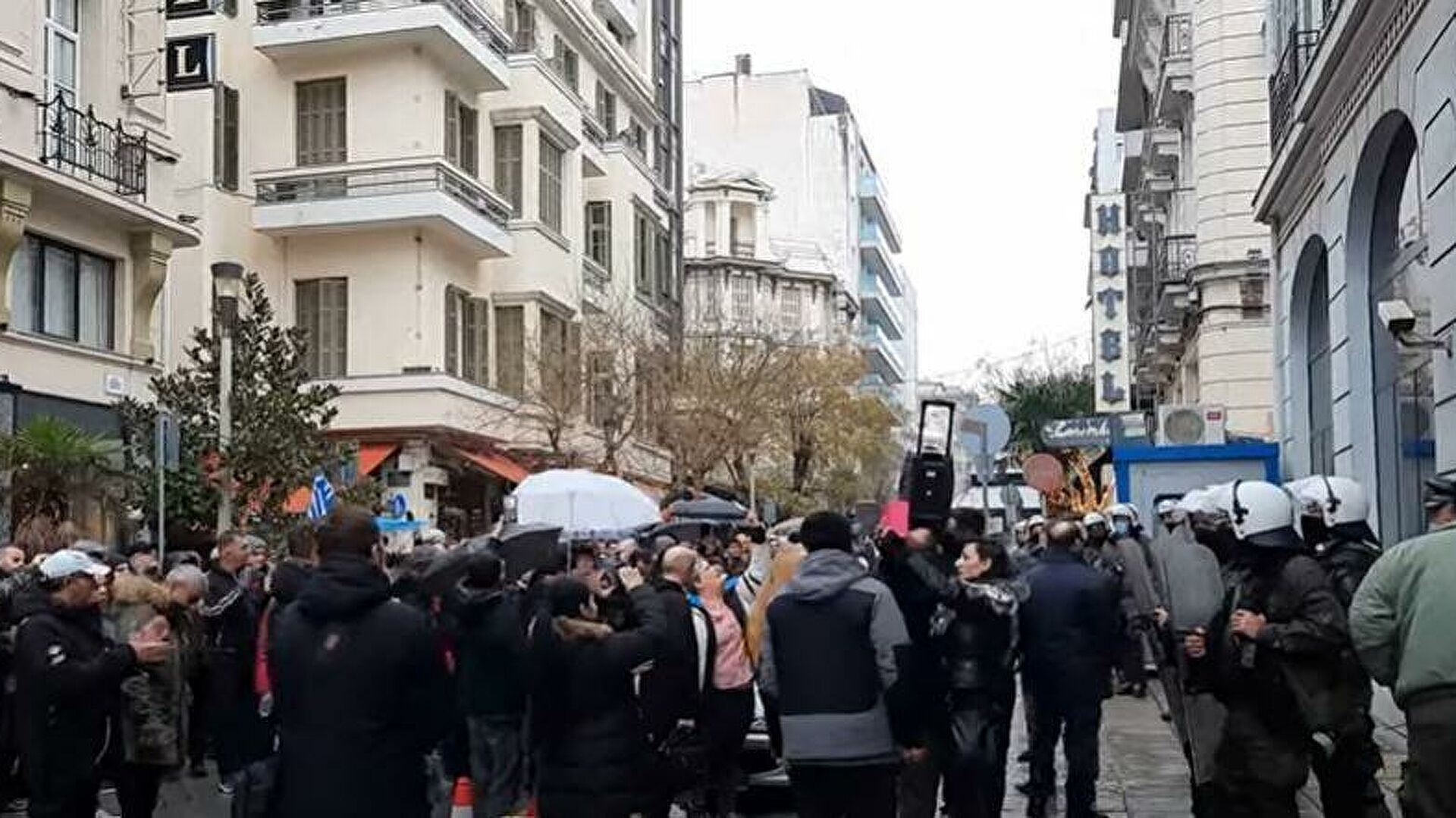 Πορεία αντιεμβολιαστών με σύνθημα «Είμαστε όλοι Τζόκοβιτς» στη Θεσσαλονίκη [vid]