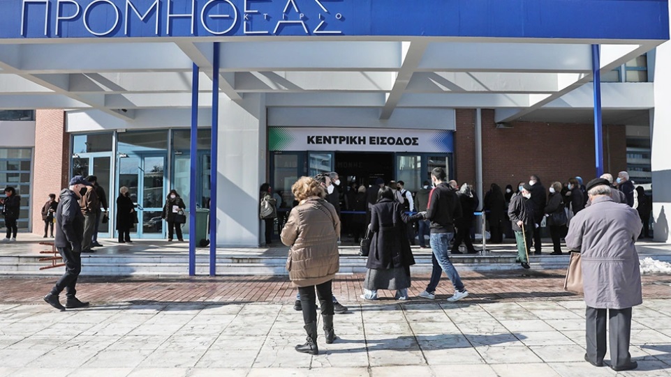 Τελευταία προειδοποίηση στους ανεμβολίαστους 60άρηδες: Από Δευτέρα το πρόστιμο