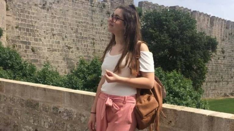 Τοπαλούδη: “Ράγισαν καρδιές” οι γονείς της – Με τούρτα γενεθλίων στον τάφο της [pic]
